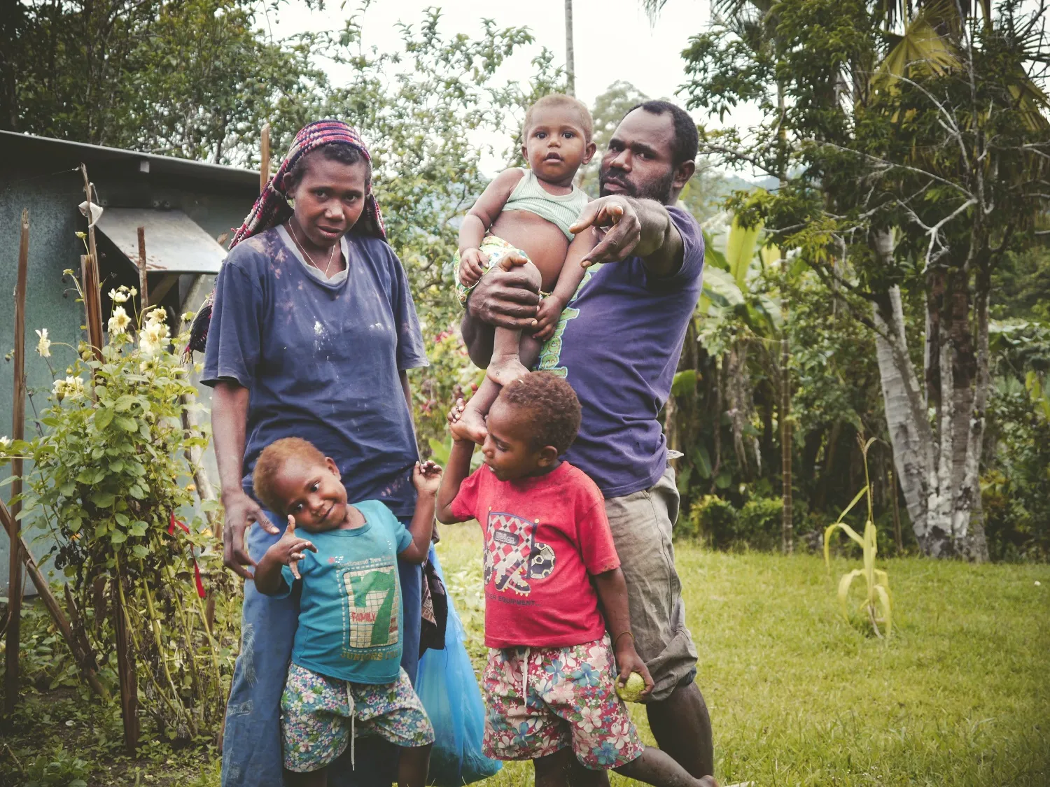 Eine Qaqet-Familie vor ihrem Haus in Raunsepna