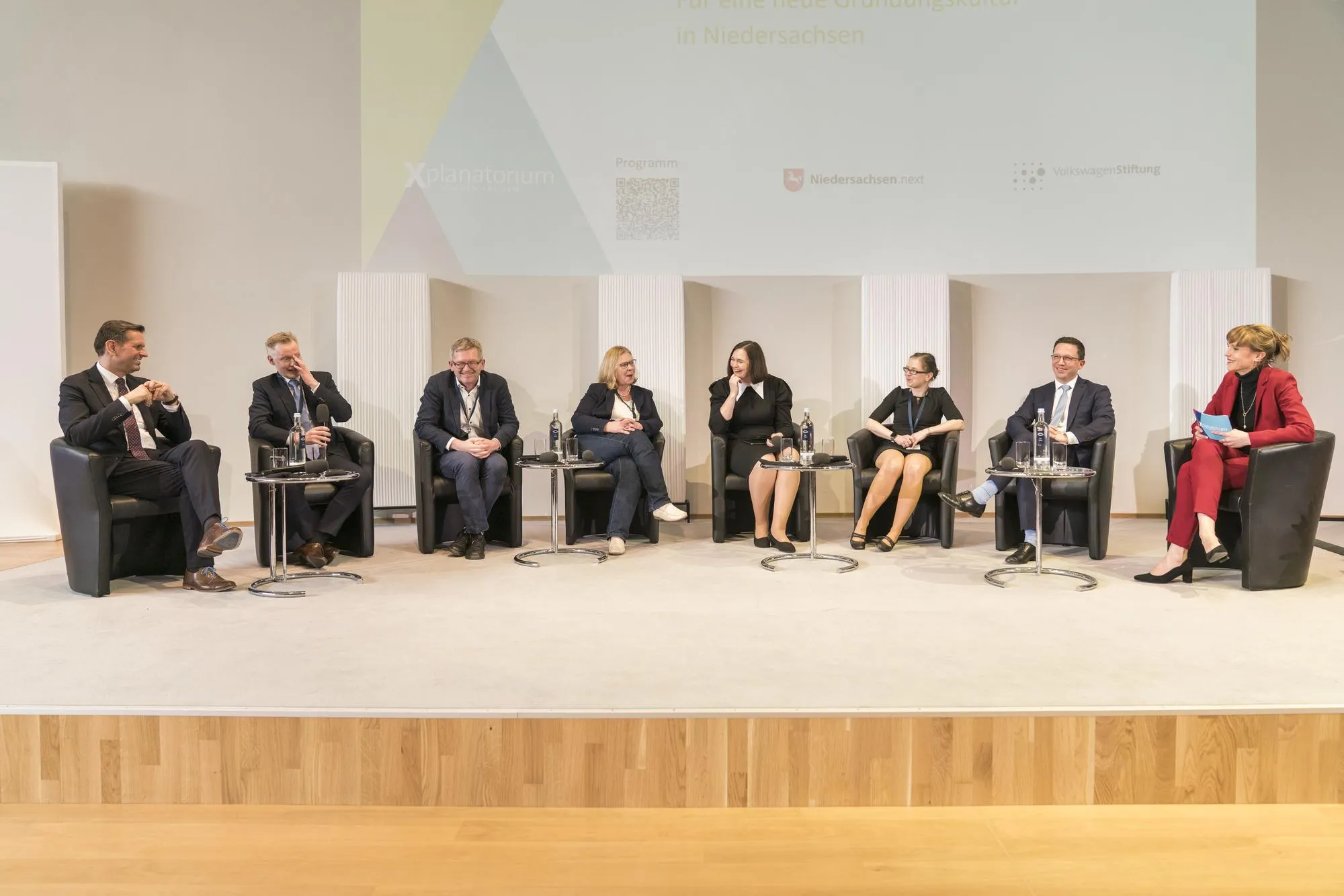 Podium mit acht Personen nebeneinander