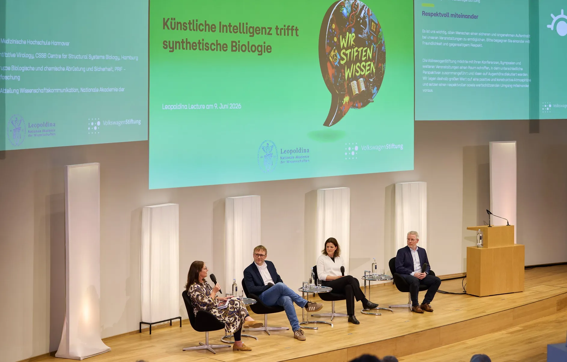 Zwei Frauen und zwei Männer sitzen auf dem Podium und diskutieren miteinander