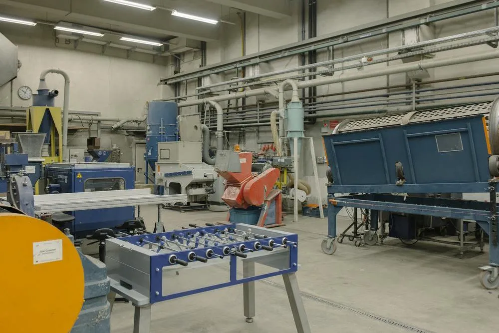 In der großen Werkshalle der RWTH Aachen darf natürlich auch der Tischkicker nicht fehlen.