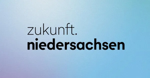 Wortmarke zukunft.niedersachsen vor hellblauem Verlauf
