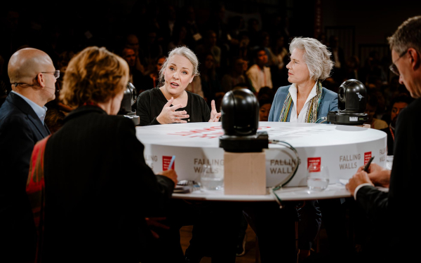 Personen sitzen an einem Tisch