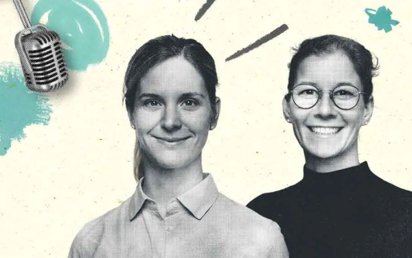 Zwei Frauen im Portrait, dahinter eine Illustration mit Mikrofon