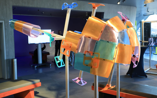 Ein Gebilde aus verschiedenfarbigen Kunststoffplatten mutet wie ein herabstürzender Komet an