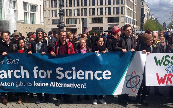 Demonstranten mit großem Spruchband mit Text March for Science