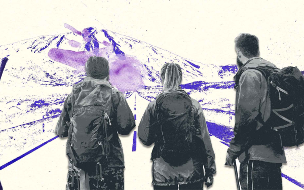 Zu sehen sind drei junge Menschen auf dem Weg zu einem Berggipfel im Hintergrund des Bildes. 