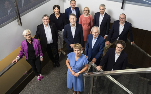 Eine Gruppe von Menschen in einem Treppenhaus