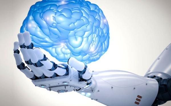 Eine Roboterhand hält ein künstliches Gehirn