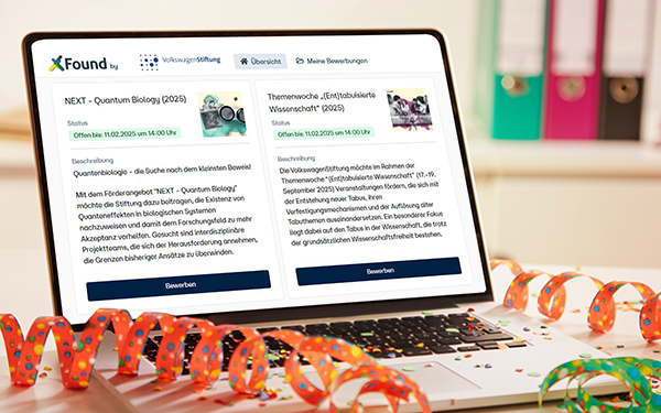 Laptop mit geöffnetem Bildschirm der das Förderportal der VolkswagenStiftung zeigt