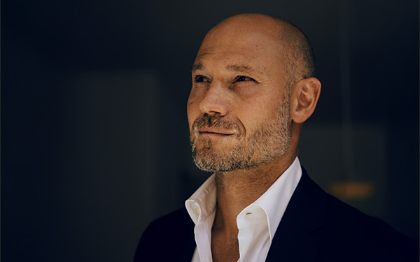 Das Bild zeigt Prof. Dr. Omri Boehm vor schwarzem Hintergrund