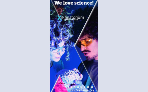 Cover des Veranstaltungsprogramms mit dem Titel "We love science" und zwei jungen Menschen, die ein Gehirnmodell betrachten