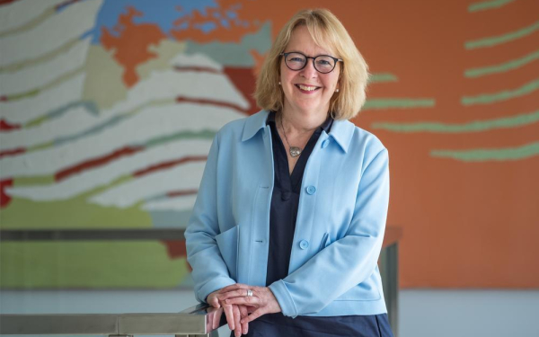 Portrait einer Frau vor einem modernen Gemälde