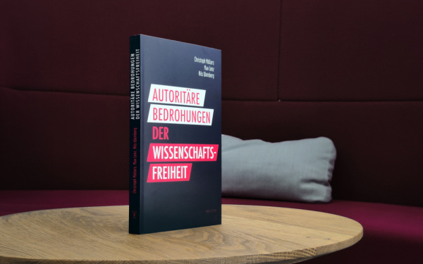 Foto eines Buchs mit dem Titel Autoritäre Bedrohungen der Wissenschaftsfreiheit