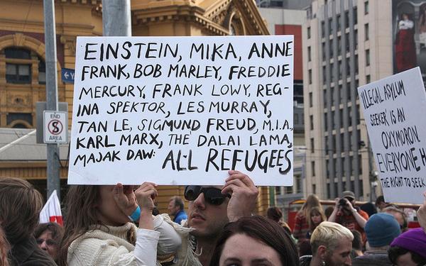 Auflistung berühmter Flüchtlinge bei einer Flüchtlingsdemonstration in Melbourne am 27. Juni 2013. 