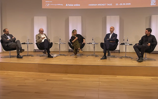 fünf Personen auf einem Podium