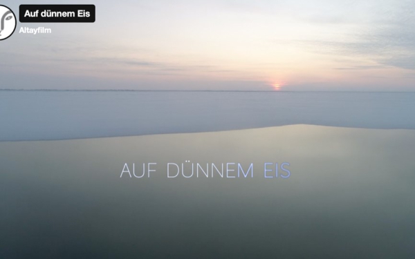 Das Bild zeigt das Titelbild des Films "Auf dünnem Eis".