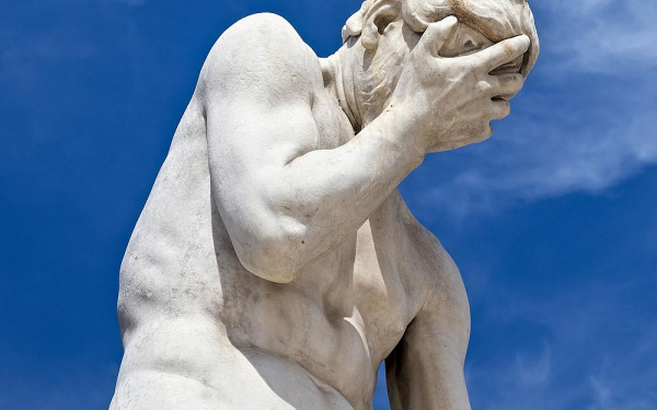 Das Bild zeigt eine Marmorskulptur von Kain nach dem Mord an seinem Bruder Abel (1896) von Henri Vidal (1864-1918) im Tuilerienpark, Paris, Frankreich.