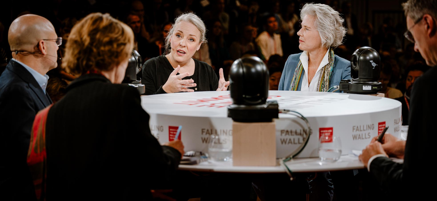 Personen sitzen an einem Tisch