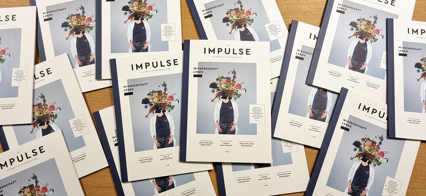 mehrere Ausgaben des aktuellen Impulse-Hefts auf einem Tisch ausgebreitet