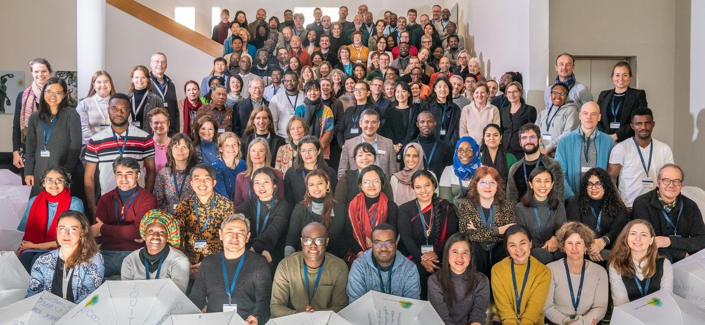 Gruppenbild mit rund 100 Personen, alle mit Konferenz-Badges