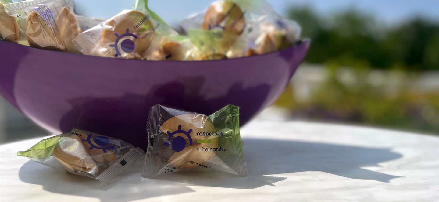 Schale mit Fortune-Cookies mit Aufdruck "Respektvoll miteinander"