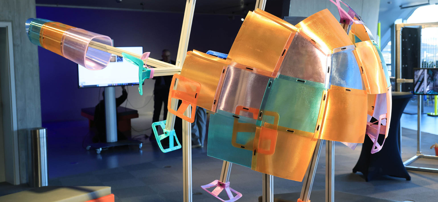 Ein Gebilde aus verschiedenfarbigen Kunststoffplatten mutet wie ein herabstürzender Komet an