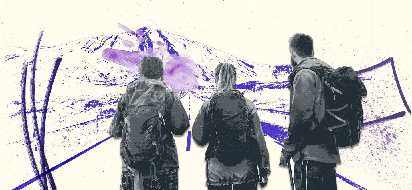 Zu sehen sind drei junge Menschen auf dem Weg zu einem Berggipfel im Hintergrund des Bildes. 