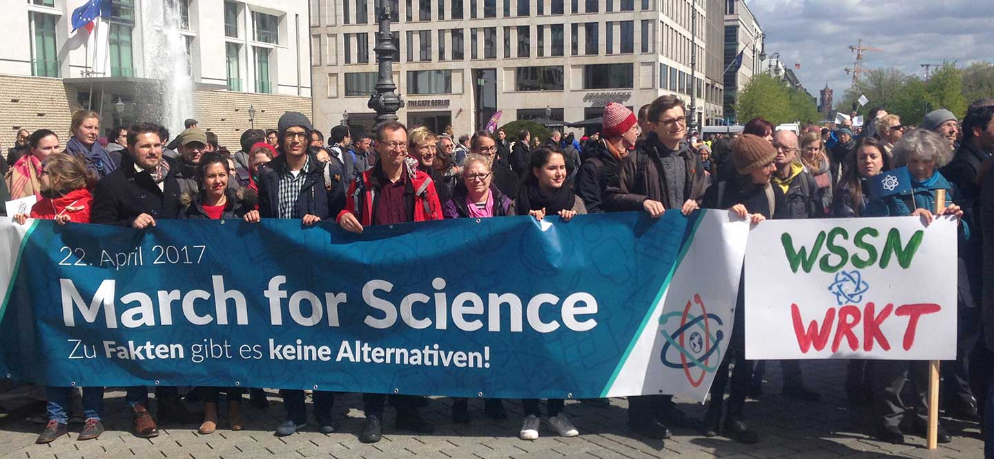 Demonstranten mit großem Spruchband mit Text March for Science