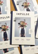 mehrere Ausgaben des aktuellen Impulse-Hefts auf einem Tisch ausgebreitet