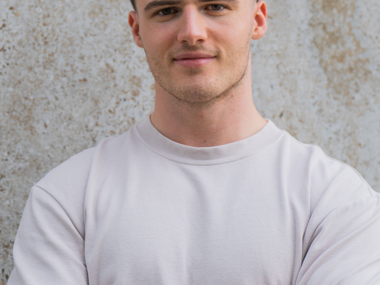 Zu sehen ist Alessandro Falcone. 