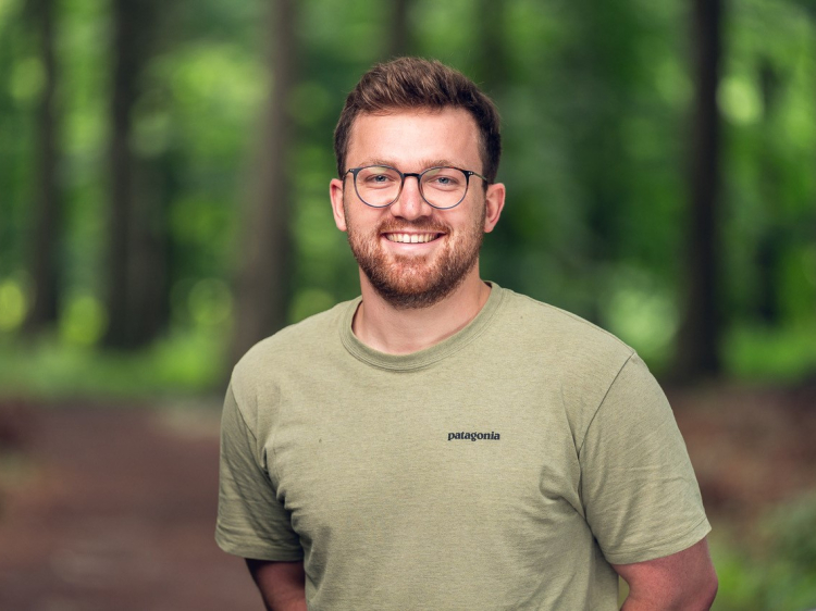 Das Bild zeigt unseren Moderator Felix Sahlmann, Gründer von Forst erklärt GmbH