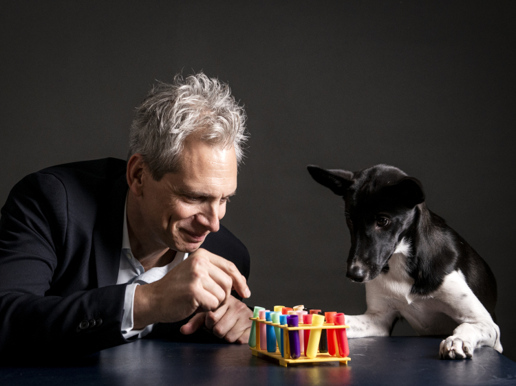 Das Bild zeigt Prof. Dr. Holger Volks mit Spürhund