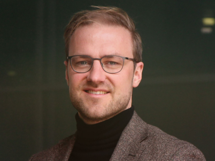 Das Bild zeigt Prof. Lukas Haffert.