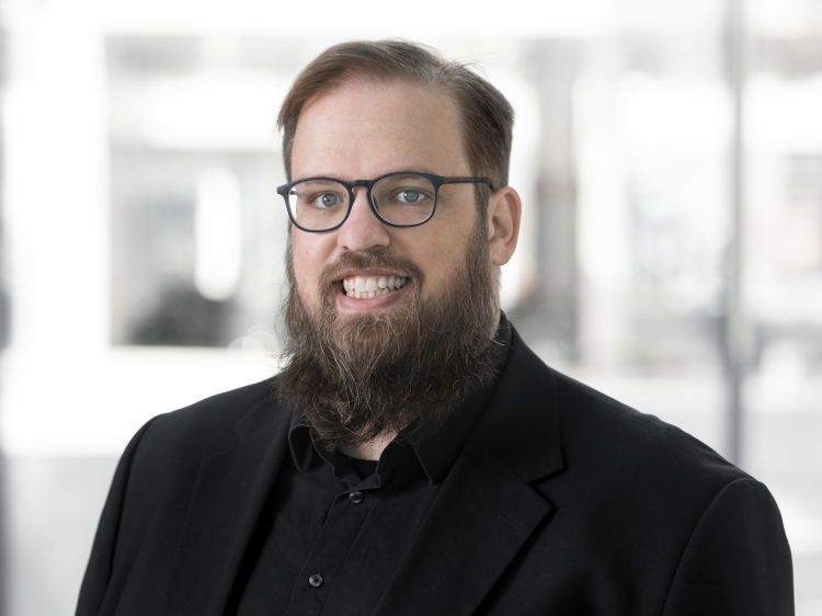 Das Bild zeigt unseren Moderator Philipp Schrögel.