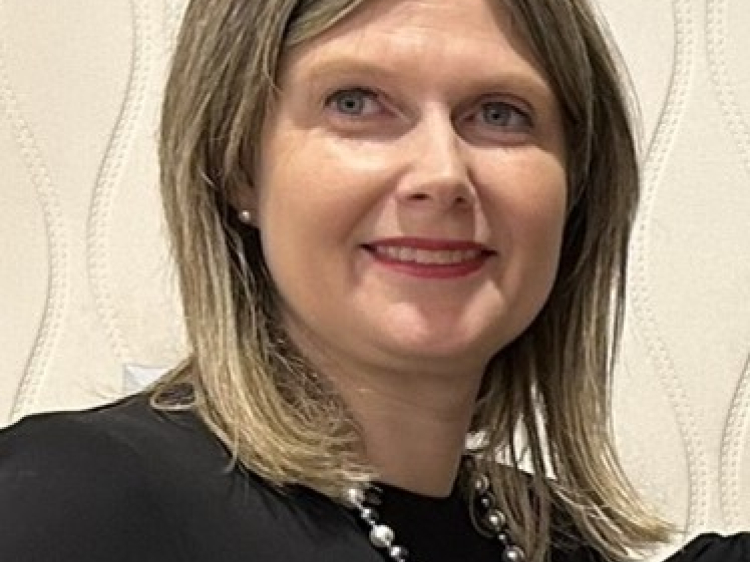 Zu sehen ist Heather Lynn Rogers.