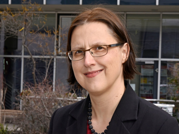 Das Bild zeigt Prof. Dr. Silke Übermesser