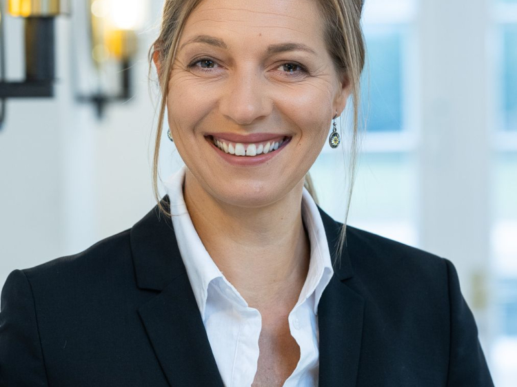 Zu sehen ist Susanne Menzel-Riedl.