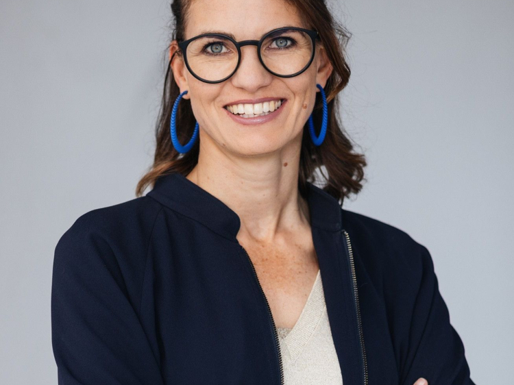 Zu sehen ist Cornelia Betsch.