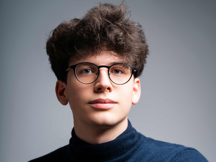 Das Foto zeigt den Pianisten Florian Albrecht.