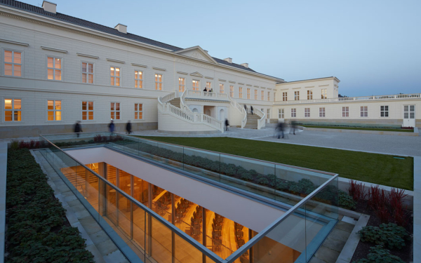 Blick in den unterirdischen Tagungssaal von Schloss Herrenhausen