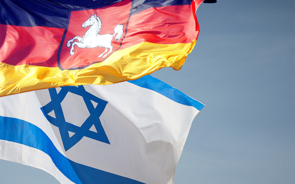 Niedersächsische und israelische Flagge Copyright: Clemens-Raphael Dethlefsen - stock.adobe.com IvanDerkach – stock.adobe.com