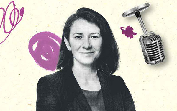 Frau im Portrait, im Hintergrund eine Illustration mit einem Mikrofon