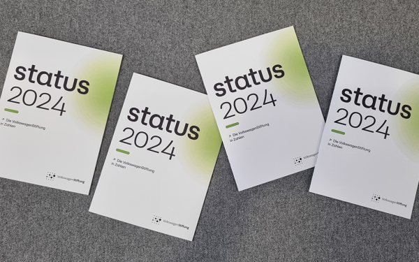 Das Foto zeigt mehrere nebeneinander liegende Hefte mit Aufdruck "status 2024"