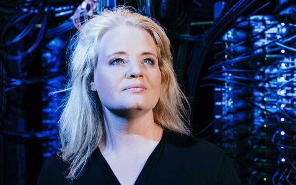 Portrait einer Frau, im Hintergrund bläulich schimmernde technische Elemente