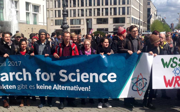 Demonstranten mit großem Spruchband mit Text March for Science