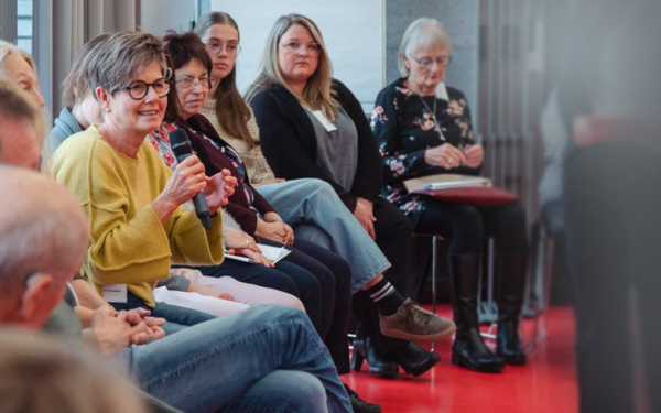 mehrere Menschen in einer Diskussionsrunde