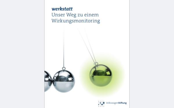 Cover mit Aufschrift "werkstatt - Unser Weg zu einem Wirkungsmonitoring" und Logo der VolkswagenStiftung