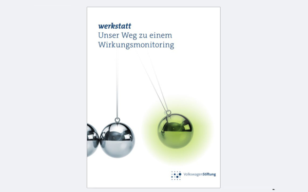 Cover mit Aufschrift "werkstatt - Unser Weg zu einem Wirkungsmonitoring" und Logo der VolkswagenStiftung