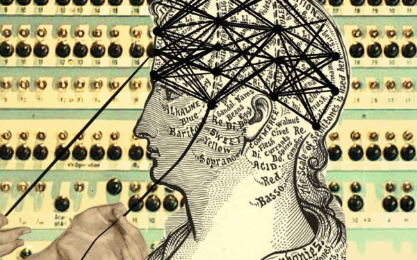 Eine Collage mit einer Vintage-Illustration des Kopfes einer Frau, die mit beschrifteten Abschnitten versehen ist, die an ein Phrenologiediagramm erinnern. Die kartierten Abschnitte werden von einem neutralen Netzdiagramm überlagert, das sich kreuzende schwarze Linien zeigt. Zwei anonyme Hände strecken sich von der linken Seite aus und ziehen an zwei Drähten des Diagramms.  Im Hintergrund ist eine Tafel der Turing-Maschine mit zahlreichen Knöpfen und Schaltern zu sehen
