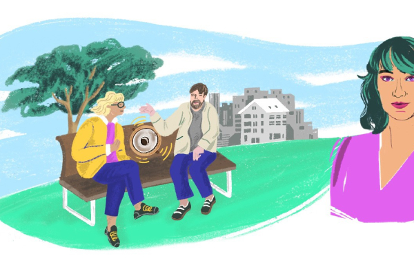 Eine Frau und ein Mann sitzen auf einer Parkbank mit einer Stadt im Hintergrund. In die Parkbank ist ein Lautsprecher integriert. Eine weitere Frau Blickt von rechts auf die Szenerie.